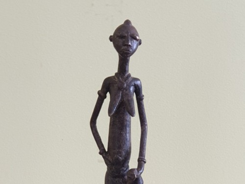 Statuette Dogon jeune femme debout avec une cruche