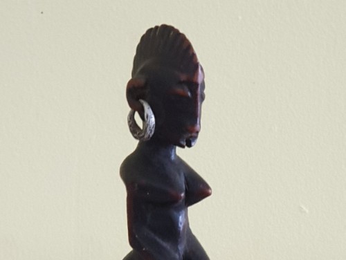 Statuette sculptée jeune fille