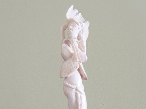 Statuette dent de phacochère sculptée la Linguère