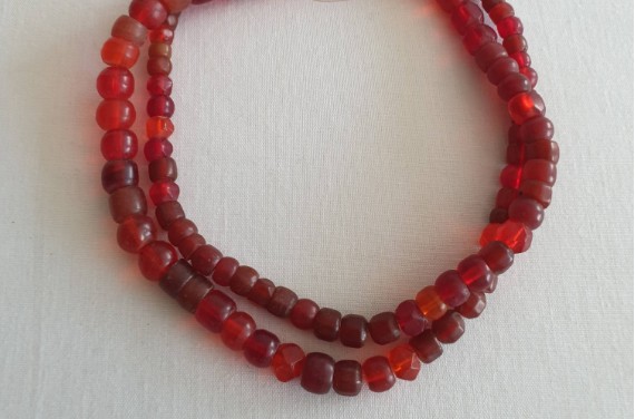 Perles de pierre et de verre rouge ancien