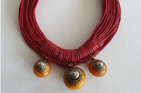 Collier en cuir rouge et 3 perles résine